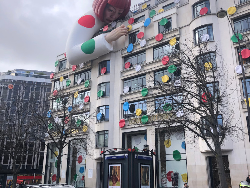 L'Art sur la façade de Louis Vuitton sur les Champs-Elysées