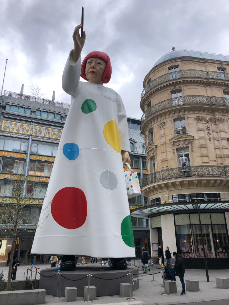 L’artiste Yayoi Kusama devant la Samaritaine 