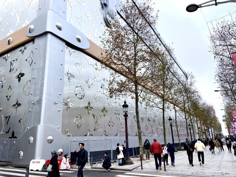 Malle géante Louis Vuitton sur les Champs-Elysées