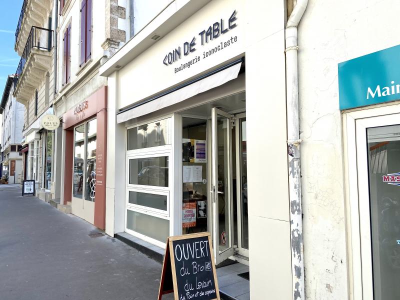 Coin de table. Boulangerie iconoclaste