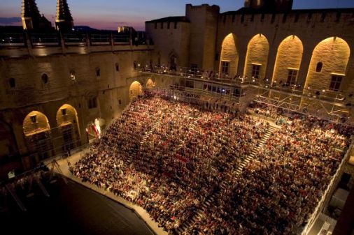 Découvrir Avignon : spectacles du Festival côté cour, musée Epicurium côté jardin