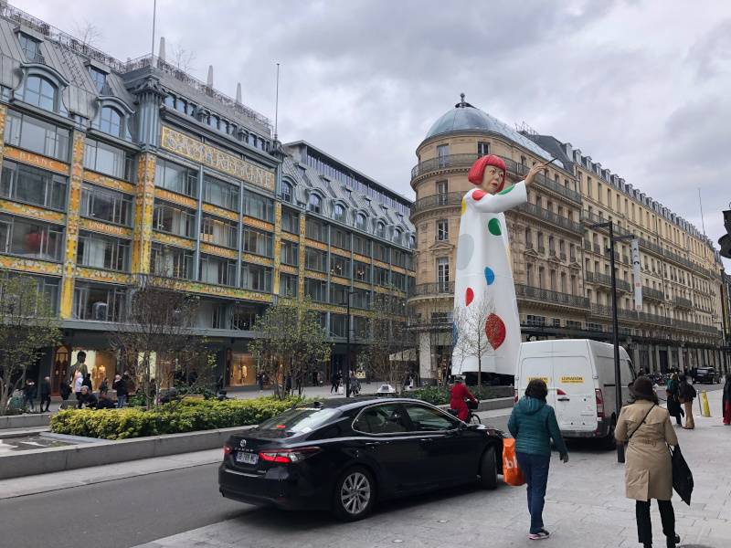 L’artiste Yayoi Kusama devant la Samaritaine 