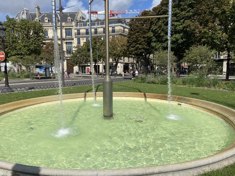 Les fontaines des Champs Elysées