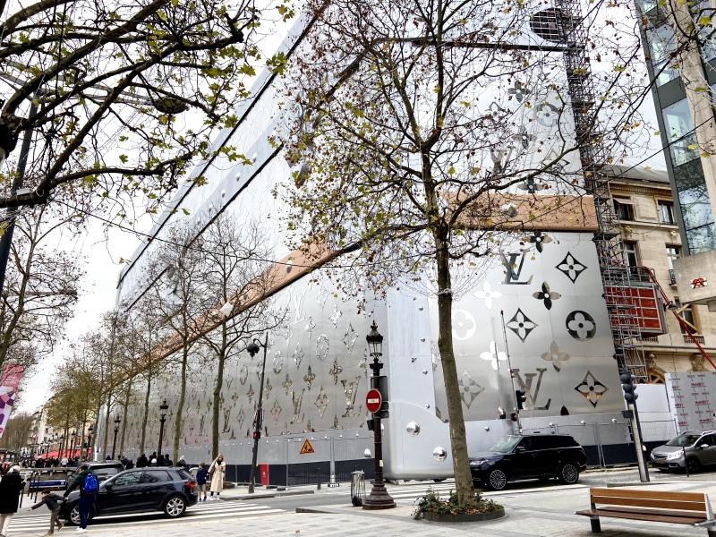 Malle géante Louis Vuitton sur les Champs-Elysées