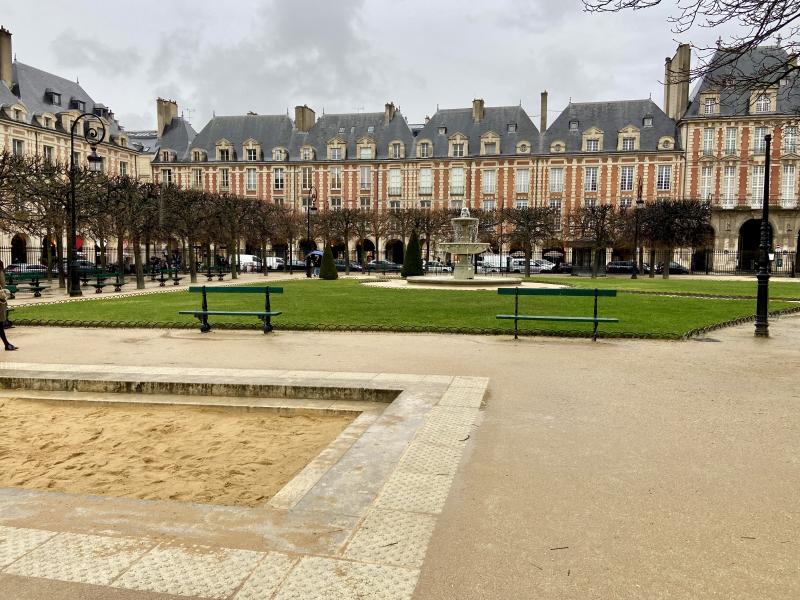 La place des Vosges sous la pluie