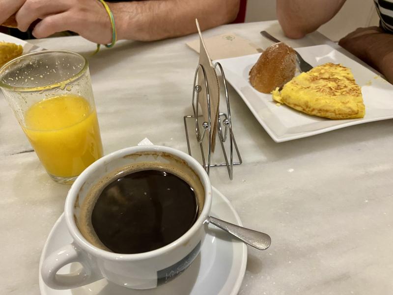 Petit déjeuner à la cafétéria Eas8 a Saint Sebastien