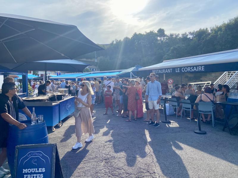Le marché nocturne de créateurs au Port Vieux