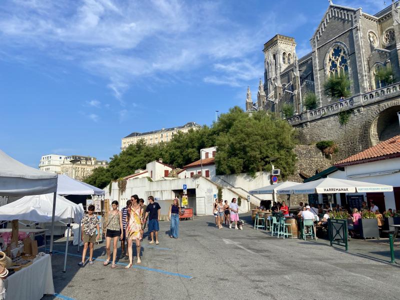 Le marché nocturne de créateurs au Port Vieux